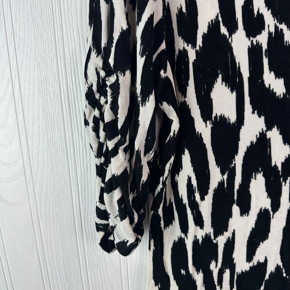 Chico's Travelers Black &‎ Cream animal Print top size XXS - Picture 3 of 3